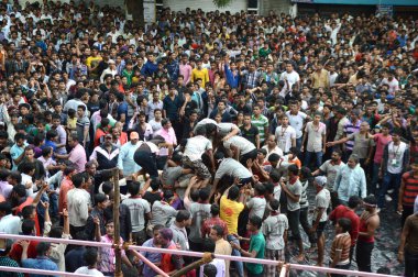 Amravati, Maharashtra, Hindistan - 29 Ağustos: Kalabalık gençlerin Amravati, Maharashtra, Hindistan Tanrı Krishna'nın doğum kutlamak için Dahi Handi Festivali'nde 