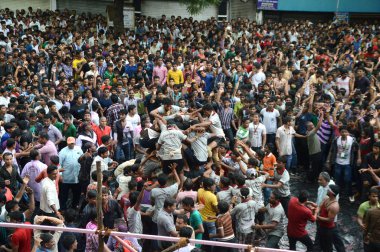 Amravati, Maharashtra, Hindistan - 29 Ağustos: Kalabalık gençlerin Amravati, Maharashtra, Hindistan Tanrı Krishna'nın doğum kutlamak için Dahi Handi Festivali'nde 