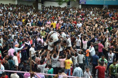 Amravati, Maharashtra, Hindistan - 29 Ağustos: Kalabalık gençlerin Amravati, Maharashtra, Hindistan Tanrı Krishna'nın doğum kutlamak için Dahi Handi Festivali'nde 