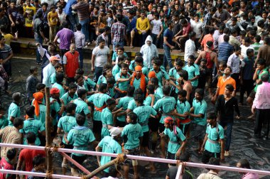 Amravati, Maharashtra, Hindistan - 29 Ağustos: Kalabalık gençlerin Amravati, Maharashtra, Hindistan Tanrı Krishna'nın doğum kutlamak için Dahi Handi Festivali'nde 