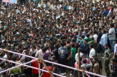 Amravati, Maharashtra, Hindistan - 29 Ağustos: Kalabalık gençlerin Amravati, Maharashtra, Hindistan Tanrı Krishna'nın doğum kutlamak için Dahi Handi Festivali'nde 