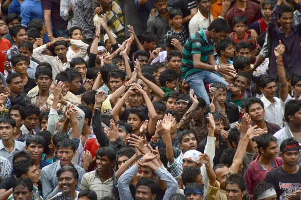 АМРАВАТИ, МАХАРАШТРА, Индия - 29 августа: Толпа молодых людей, наслаждающихся "Говиндой" на фестивале "Дахи Ханди", чтобы отпраздновать день рождения Кришны в Амравати, Махараштра, Индия. 29 августа 2013 года — стоковое фото