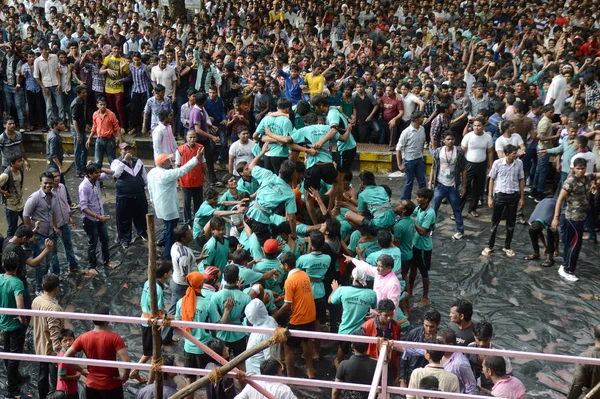 Amravati, Maharashtra, Hindistan - 29 Ağustos: Kalabalık gençlerin Amravati, Maharashtra, Hindistan Tanrı Krishna'nın doğum kutlamak için Dahi Handi Festivali'nde 