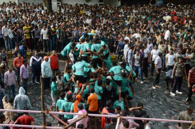 Amravati, Maharashtra, Hindistan - 29 Ağustos: Kalabalık gençlerin Amravati, Maharashtra, Hindistan Tanrı Krishna'nın doğum kutlamak için Dahi Handi Festivali'nde 