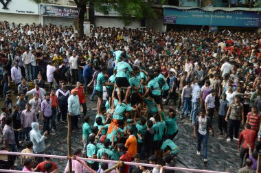 Amravati, Maharashtra, Hindistan - 29 Ağustos: Kalabalık gençlerin Amravati, Maharashtra, Hindistan Tanrı Krishna'nın doğum kutlamak için Dahi Handi Festivali'nde 