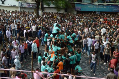 Amravati, Maharashtra, Hindistan - 29 Ağustos: Kalabalık gençlerin Amravati, Maharashtra, Hindistan Tanrı Krishna'nın doğum kutlamak için Dahi Handi Festivali'nde 