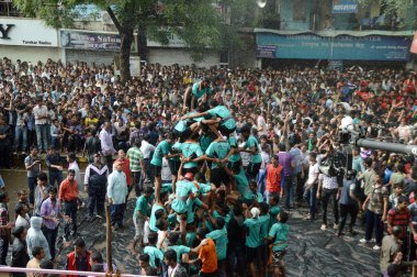Amravati, Maharashtra, Hindistan - 29 Ağustos: Kalabalık gençlerin Amravati, Maharashtra, Hindistan Tanrı Krishna'nın doğum kutlamak için Dahi Handi Festivali'nde 