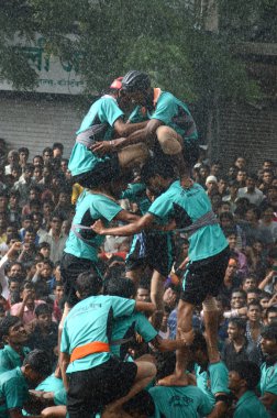 Amravati, Maharashtra, Hindistan - 29 Ağustos: Kalabalık gençlerin Amravati, Maharashtra, Hindistan Tanrı Krishna'nın doğum kutlamak için Dahi Handi Festivali'nde 