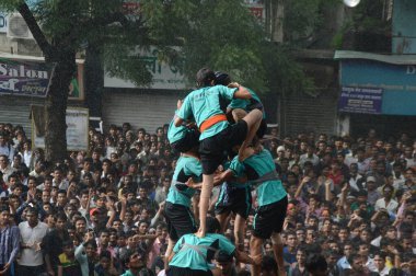 Amravati, Maharashtra, Hindistan - 29 Ağustos: Kalabalık gençlerin Amravati, Maharashtra, Hindistan Tanrı Krishna'nın doğum kutlamak için Dahi Handi Festivali'nde 