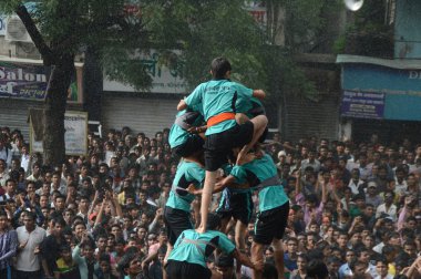 Amravati, Maharashtra, Hindistan - 29 Ağustos: Kalabalık gençlerin Amravati, Maharashtra, Hindistan Tanrı Krishna'nın doğum kutlamak için Dahi Handi Festivali'nde 