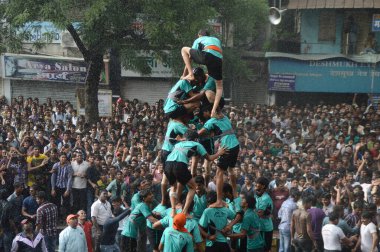 Amravati, Maharashtra, Hindistan - 29 Ağustos: Kalabalık gençlerin Amravati, Maharashtra, Hindistan Tanrı Krishna'nın doğum kutlamak için Dahi Handi Festivali'nde 
