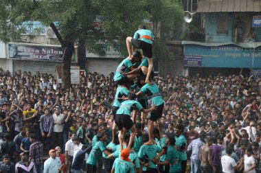 Amravati, Maharashtra, Hindistan - 29 Ağustos: Kalabalık gençlerin Amravati, Maharashtra, Hindistan Tanrı Krishna'nın doğum kutlamak için Dahi Handi Festivali'nde 