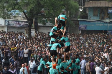 Amravati, Maharashtra, Hindistan - 29 Ağustos: Kalabalık gençlerin Amravati, Maharashtra, Hindistan Tanrı Krishna'nın doğum kutlamak için Dahi Handi Festivali'nde 