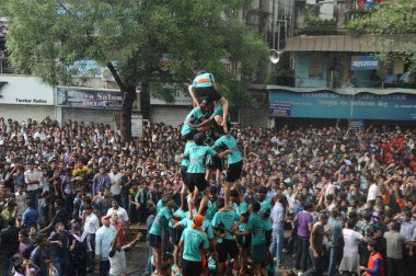 Amravati, Maharashtra, Hindistan - 29 Ağustos: Kalabalık gençlerin Amravati, Maharashtra, Hindistan Tanrı Krishna'nın doğum kutlamak için Dahi Handi Festivali'nde 