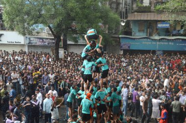 Amravati, Maharashtra, Hindistan - 29 Ağustos: Kalabalık gençlerin Amravati, Maharashtra, Hindistan Tanrı Krishna'nın doğum kutlamak için Dahi Handi Festivali'nde 