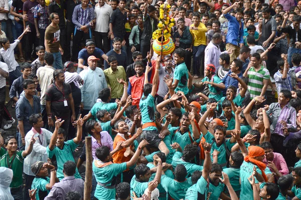 Amravati, Maharashtra, Indien - 29 augusti: Skara ungdomar njuta "Margareta" på Dahi Handi festival att fira Gud Krishnas födelse i Amravati, Maharashtra, Indien. 29 augusti 2013 — Stockfoto