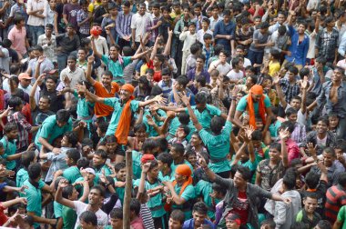 Amravati, Maharashtra, Hindistan - 29 Ağustos: Kalabalık gençlerin Amravati, Maharashtra, Hindistan Tanrı Krishna'nın doğum kutlamak için Dahi Handi Festivali'nde 