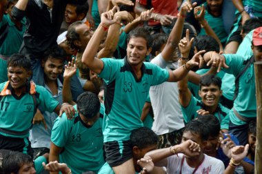 Amravati, Maharashtra, Hindistan - 29 Ağustos: Kalabalık gençlerin Amravati, Maharashtra, Hindistan Tanrı Krishna'nın doğum kutlamak için Dahi Handi Festivali'nde 