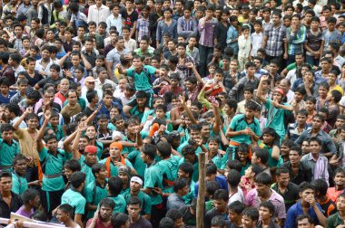 Amravati, Maharashtra, Hindistan - 29 Ağustos: Kalabalık gençlerin Amravati, Maharashtra, Hindistan Tanrı Krishna'nın doğum kutlamak için Dahi Handi Festivali'nde 