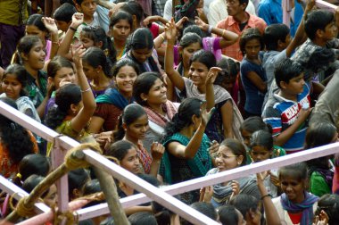 Amravati, Maharashtra, Hindistan - 29 Ağustos: Kalabalık gençlerin Amravati, Maharashtra, Hindistan Tanrı Krishna'nın doğum kutlamak için Dahi Handi Festivali'nde 