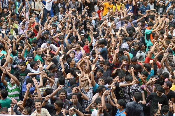 AMRAVATI, MAHARASHTRA, ÍNDIA - 29 DE AGOSTO: Multidão de jovens desfrutando de "Govinda" no festival Dahi Handi para celebrar o nascimento de Deus Krishna em Amravati, Maharashtra, Índia. 29 Agosto 2013 — Fotografia de Stock