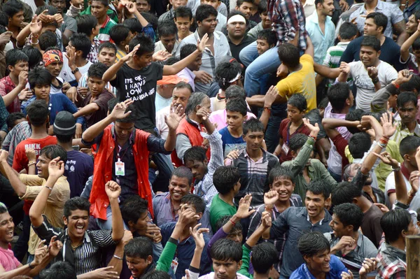 АМРАВАТИ, МАХАРАШТРА, Индия - 29 августа: Толпа молодых людей, наслаждающихся "Говиндой" на фестивале "Дахи Ханди", чтобы отпраздновать день рождения Кришны в Амравати, Махараштра, Индия. 29 августа 2013 года — стоковое фото