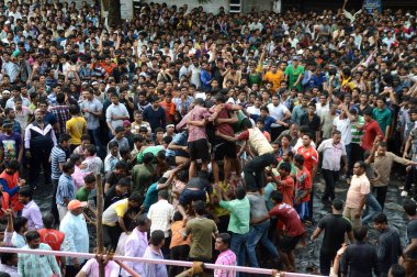 Amravati, Maharashtra, Hindistan - 29 Ağustos: Kalabalık gençlerin Amravati, Maharashtra, Hindistan Tanrı Krishna'nın doğum kutlamak için Dahi Handi Festivali'nde 