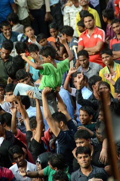 AMRAVATI, MAHARASHTRA, ÍNDIA - 29 DE AGOSTO: Multidão de jovens desfrutando de "Govinda" no festival Dahi Handi para celebrar o nascimento de Deus Krishna em Amravati, Maharashtra, Índia. 29 Agosto 2013 — Fotografia de Stock