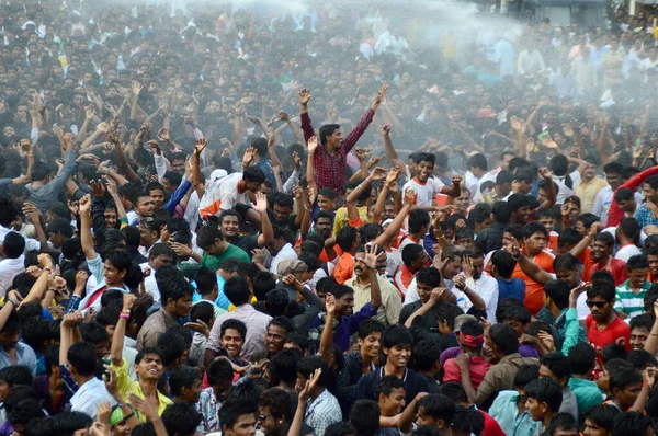 AMRAVATI, MAHARASHTRA, ÍNDIA - 24 DE AGOSTO: Multidão de jovens desfrutando de "Govinda" no festival Dahi Handi para celebrar o nascimento de Deus Krishna em Amravati, Maharashtra, Índia. 24 Agosto 2014 — Fotografia de Stock