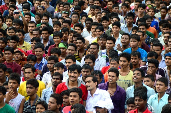 AMRAVATI, MAHARASHTRA, INDIA - 24 AGOSTO: Una folla di giovani che si gode "Govinda" al festival Dahi Handi per celebrare la nascita di Dio Krishna ad Amravati, Maharashtra, India. 24 agosto 2014 — Foto Stock