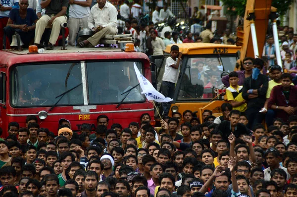 Amravati, Maharashtra, India - 24 augustus: Een menigte jongeren geniet van "Govinda" op Dahi Handi festival om God Krishna 's Geboorte te te vieren in Amravati, Maharashtra, India. 24 augustus 2014 — Stockfoto