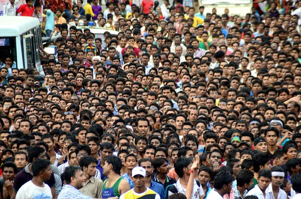 AMRAVATI, MAHARASHTRA, INDIA - AUGUST 24 : Crowd of young People enjoying "Govinda" at Dahi Handi festival to celebrate God Krishna's Birth in Amravati, Maharashtra, India. 24 August 2014 Royalty Free Stock Photos