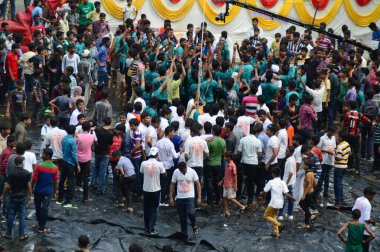 Amravati, Maharashtra, Hindistan - 24 Ağustos - Hindistan 'ın Maharashtra kentinde Tanrı Krishna' nın doğumunu kutlamak için Dahi Handi festivalinde 