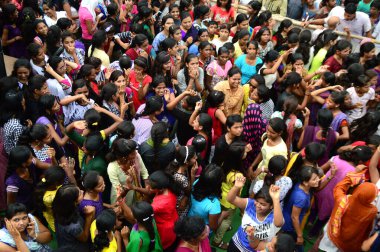 Amravati, Maharashtra, Hindistan - 24 Ağustos - Hindistan 'ın Maharashtra kentinde Tanrı Krishna' nın doğumunu kutlamak için Dahi Handi festivalinde 