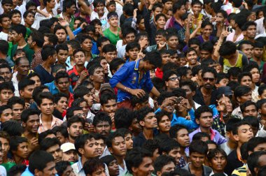 Amravati, Maharashtra, Hindistan - 24 Ağustos - Hindistan 'ın Maharashtra kentinde Tanrı Krishna' nın doğumunu kutlamak için Dahi Handi festivalinde 