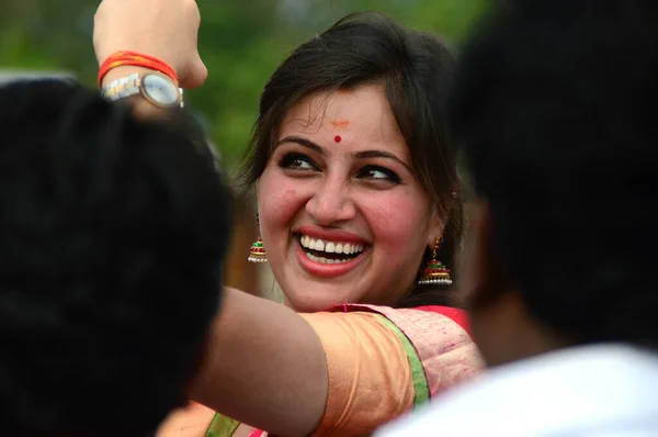 AMRAVATI, MAHARASHTRA, INDIA - 24 DE AGOSTO: Multitud de jóvenes disfrutando de "Govinda" en el festival Dahi Handi para celebrar el Nacimiento de Dios Krishna en Amravati, Maharashtra, India. 24 agosto 2014 — Foto de Stock