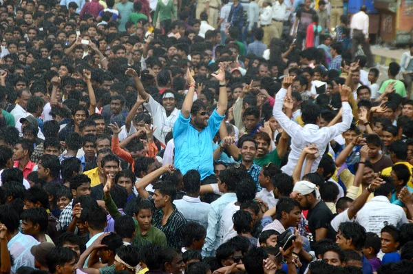 AMRAVATI, MAHARASHTRA, ÍNDIA - 24 DE AGOSTO: Multidão de jovens desfrutando de "Govinda" no festival Dahi Handi para celebrar o nascimento de Deus Krishna em Amravati, Maharashtra, Índia. 24 Agosto 2014 — Fotografia de Stock