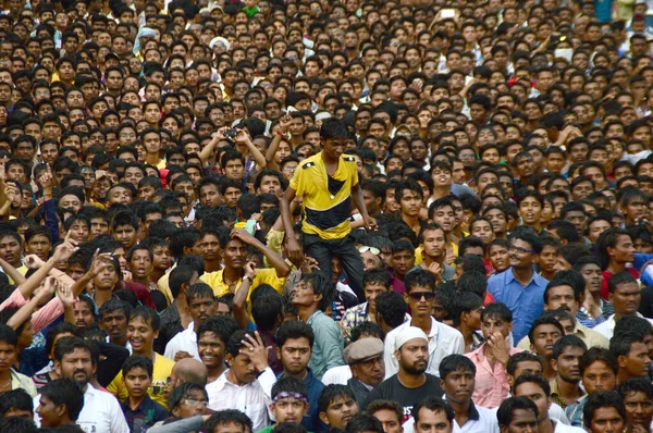 Amravati, Maharashtra, India - 24 augustus: Een menigte jongeren geniet van "Govinda" op Dahi Handi festival om God Krishna 's Geboorte te te vieren in Amravati, Maharashtra, India. 24 augustus 2014 — Stockfoto