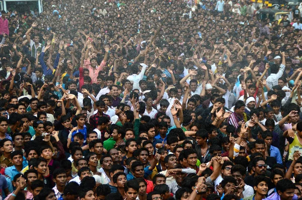 Amravati, Maharashtra, Hindistan - 24 Ağustos - Hindistan 'ın Maharashtra kentinde Tanrı Krishna' nın doğumunu kutlamak için Dahi Handi festivalinde 