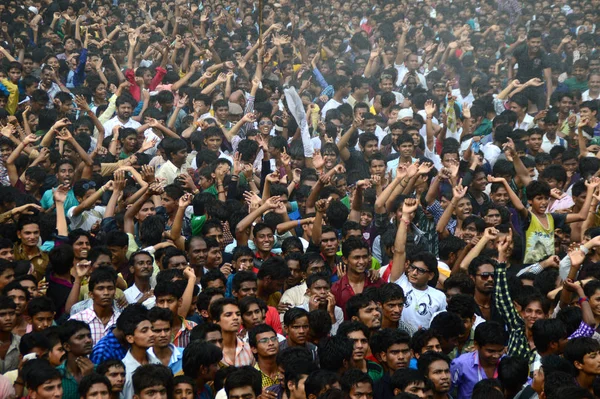 Amravati, Maharashtra, India - August 24: Crowd of young People enjoying "Govinda" at Dahi Handi festival to celebrate God Krishna's birth in Amravati, Maharashtra, India. 24 August 2014 — 图库照片