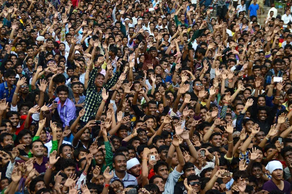 Amravati, Maharashtra, Indie - 24 sierpnia: Tłum młodych ludzi cieszących się "Govinda" na festiwalu Dahi Handi świętować narodziny Boga Kryszny w Amravati, Maharashtra, Indie. 24 sierpnia 2014 — Zdjęcie stockowe