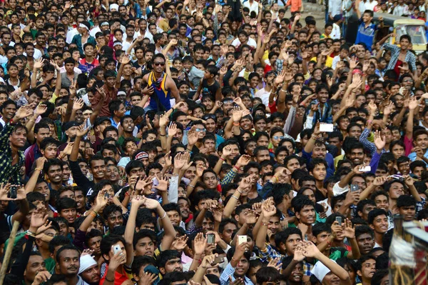 AMRAVATI, MAHARASHTRA, ÍNDIA - 24 DE AGOSTO: Multidão de jovens desfrutando de "Govinda" no festival Dahi Handi para celebrar o nascimento de Deus Krishna em Amravati, Maharashtra, Índia. 24 Agosto 2014 — Fotografia de Stock