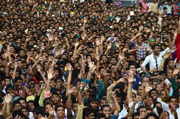 Amravati, Maharashtra, India - August 24: Crowd of young People enjoying "Govinda" at Dahi Handi festival to celebrate God Krishna's birth in Amravati, Maharashtra, India. 24 August 2014 — 图库照片