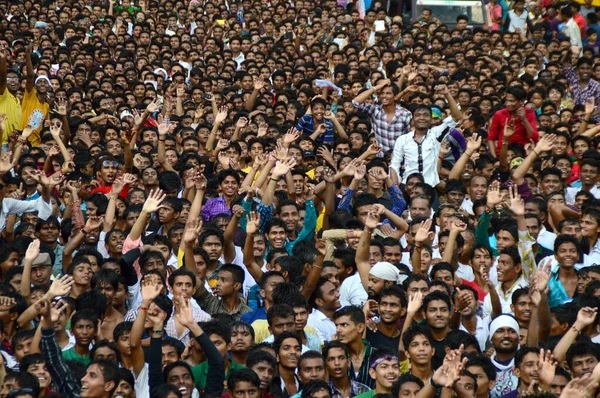 Amravati, Maharashtra, India - augusztus 24: Fiatalok tömegei élvezik a "Govinda" -t a Dahi Handi fesztiválon, hogy megünnepeljék Isten születését Amravatiban (Maharashtra, India). 2014. augusztus 24. — Stock Fotó