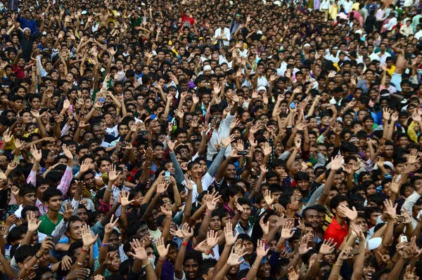 AMRAVATI, MAHARASHTRA, INDIA - AUGUST 24 : Crowd of young People enjoying "Govinda" at Dahi Handi festival to celebrate God Krishna's Birth in Amravati, Maharashtra, India. 24 August 2014 — Stock Photo, Image