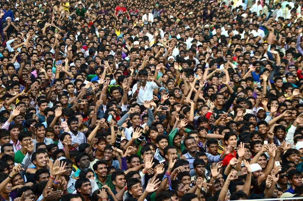 Amravati, Maharashtra, India - August 24: Crowd of young People enjoying "Govinda" at Dahi Handi festival to celebrate God Krishna's birth in Amravati, Maharashtra, India. 24 August 2014 — 图库照片