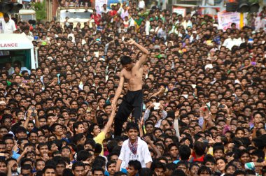 Amravati, Maharashtra, Hindistan - 24 Ağustos - Hindistan 'ın Maharashtra kentinde Tanrı Krishna' nın doğumunu kutlamak için Dahi Handi festivalinde 