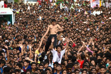 Amravati, Maharashtra, Hindistan - 24 Ağustos - Hindistan 'ın Maharashtra kentinde Tanrı Krishna' nın doğumunu kutlamak için Dahi Handi festivalinde 