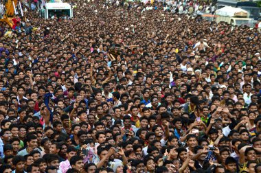 Amravati, Maharashtra, Hindistan - 24 Ağustos - Hindistan 'ın Maharashtra kentinde Tanrı Krishna' nın doğumunu kutlamak için Dahi Handi festivalinde 