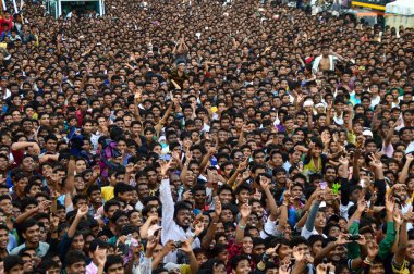 Amravati, Maharashtra, Hindistan - 24 Ağustos - Hindistan 'ın Maharashtra kentinde Tanrı Krishna' nın doğumunu kutlamak için Dahi Handi festivalinde 